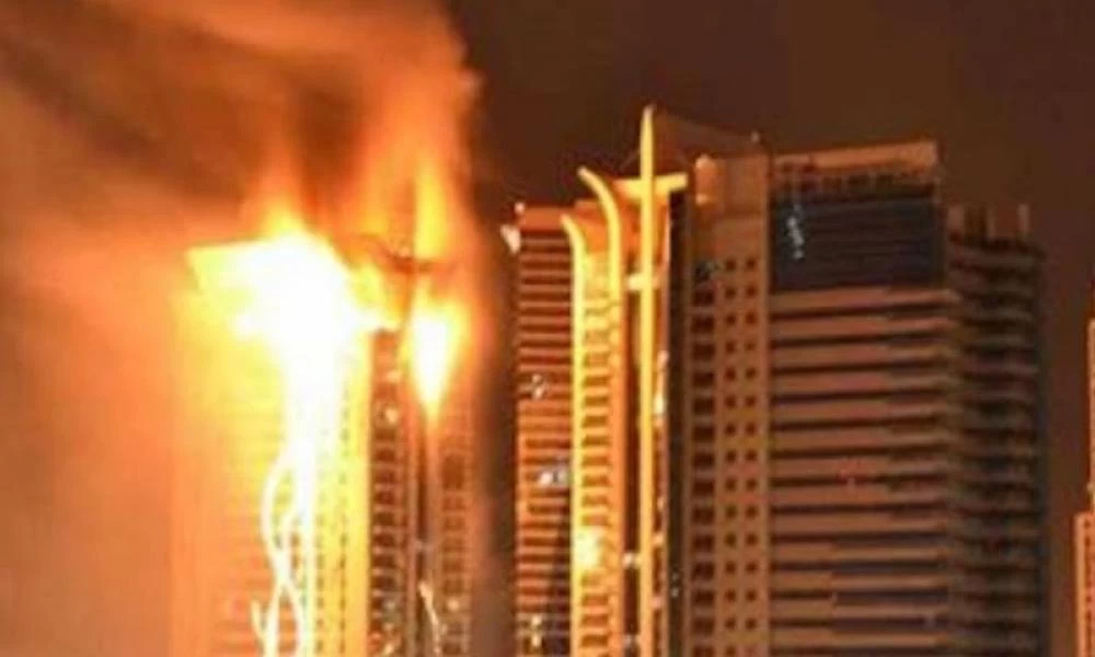 Στις φλόγες τυλίχτηκε ουρανοξύστης στα Ηνωμένα Αραβικά Εμιράτα